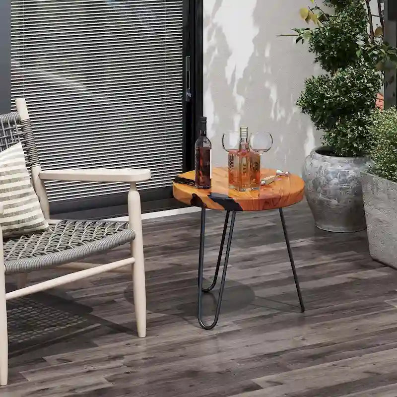 Table d'appoint ronde en teck massif à bords bruts avec résine époxy et pieds en métal