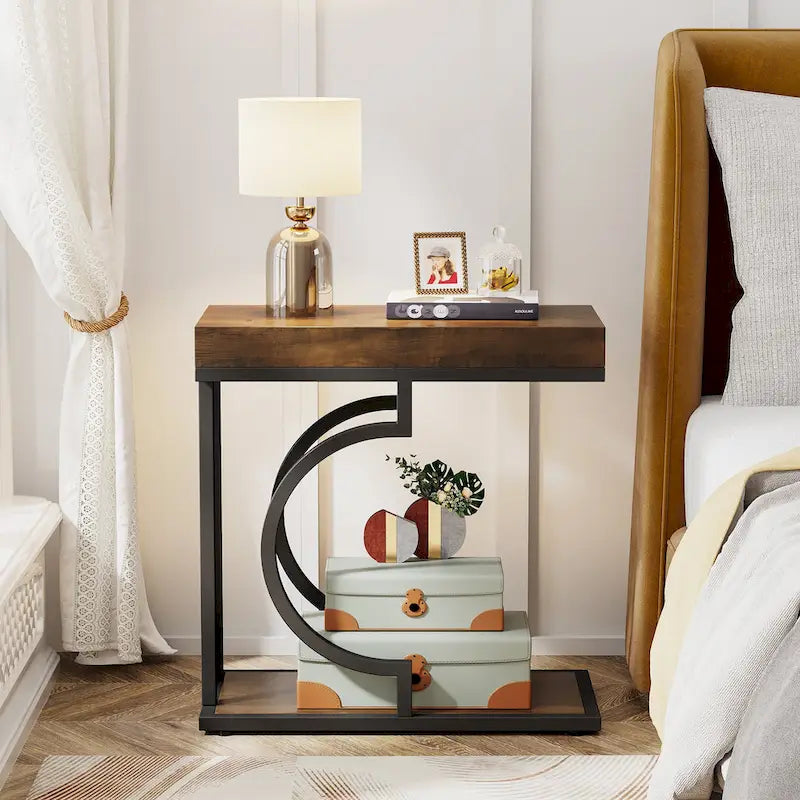 Table d'appoint en forme de C en faux marbre avec cadre en métal doré