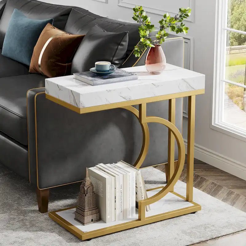 Table d'appoint en forme de C en faux marbre avec cadre en métal doré