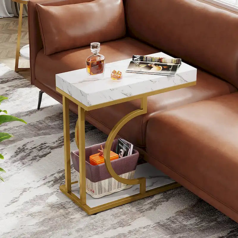Table d'appoint en forme de C en faux marbre avec cadre en métal doré