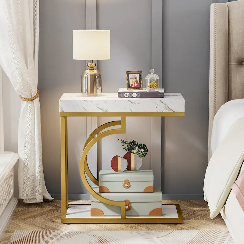 Table d'appoint en forme de C en faux marbre avec cadre en métal doré