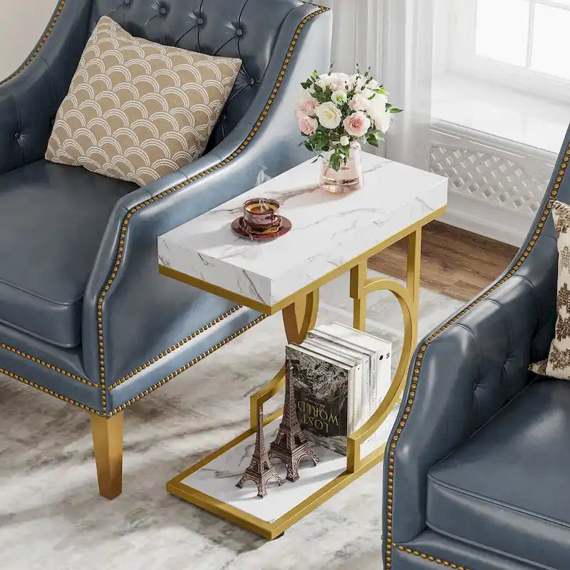 Table d'appoint en forme de C en faux marbre avec cadre en métal doré