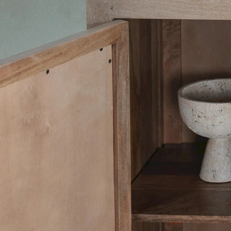 Buffet en bois de manguier avec panneaux de porte en cannage couleur taupe